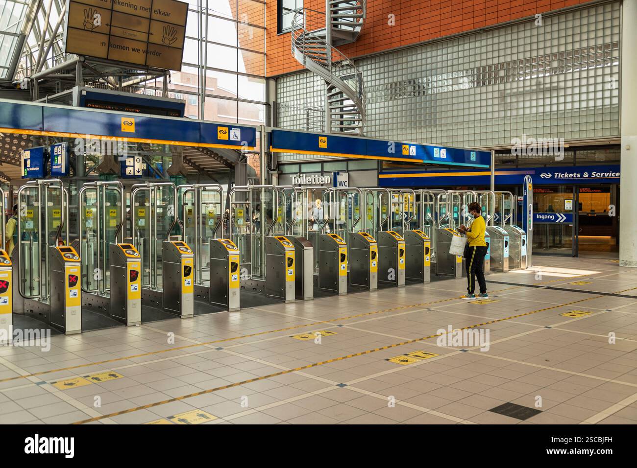 Check-in e check-out all'ingresso della stazione ferroviaria centrale di Amersfoort. Foto Stock
