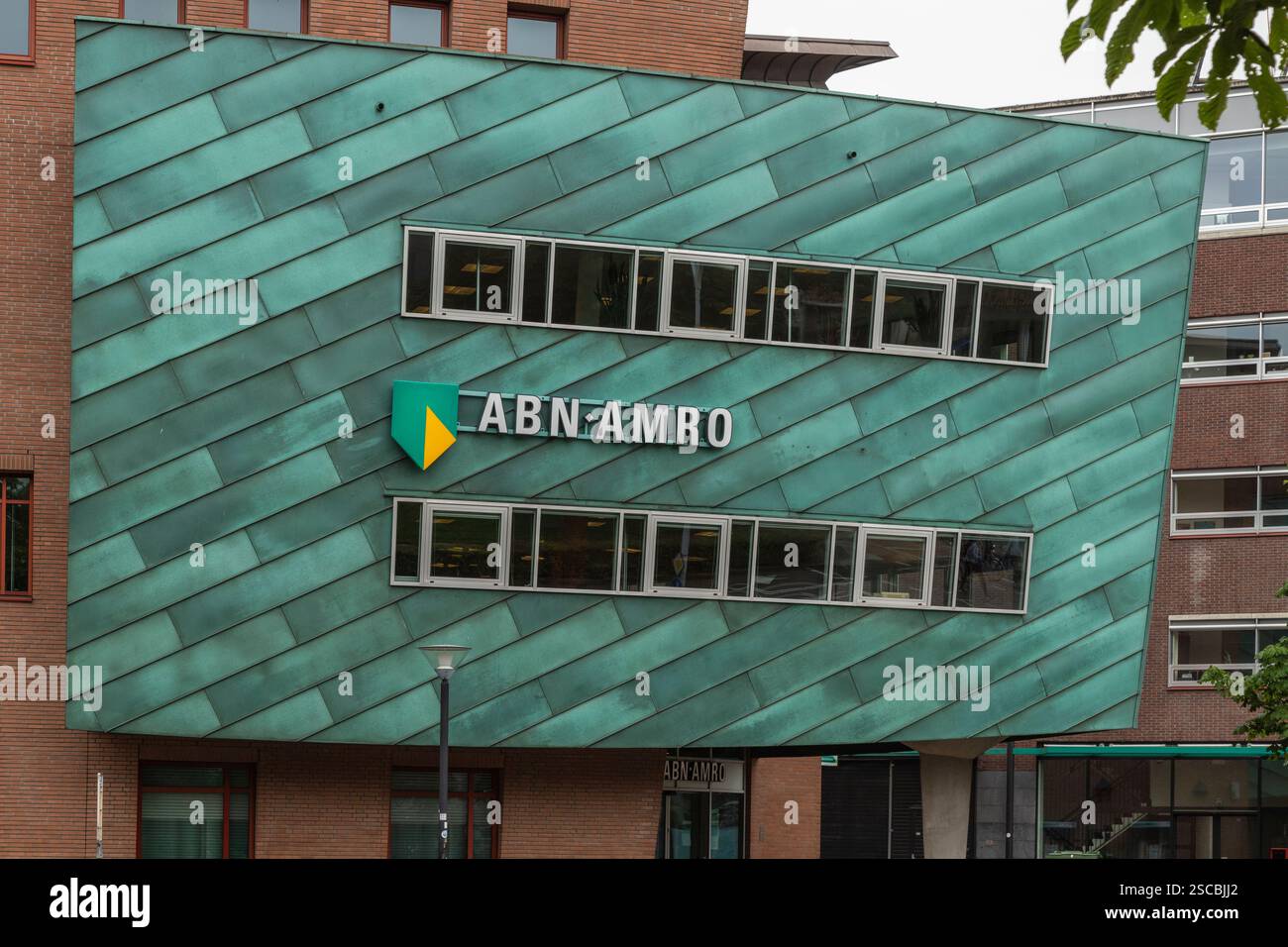 Logo del marchio bancario ABN AMRO su una filiale locale nella città di Amersfoort, nei Paesi Bassi. Foto Stock