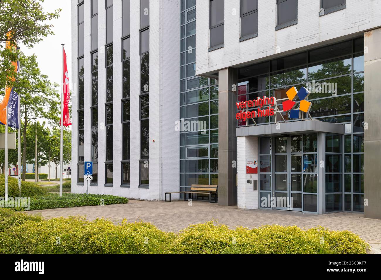 Facciata anteriore e ingresso della sede dell'Associazione olandese dei proprietari di case ad Amersfoort. Foto Stock
