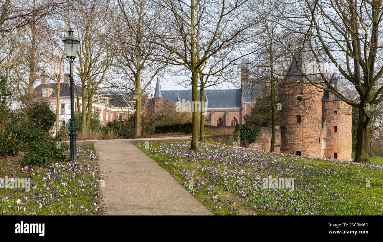Porta d'acqua medievale ed edifici monumentali nel centro di Amersfoort, nei Paesi Bassi Foto Stock