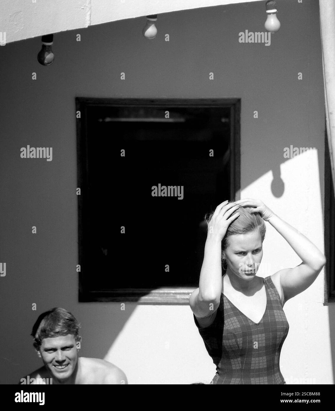 "Nave da crociera ""Aurelia"" sull'Oceano Atlantico: La foto mostra una donna che indossa un vestito e un uomo che ride." Foto Stock