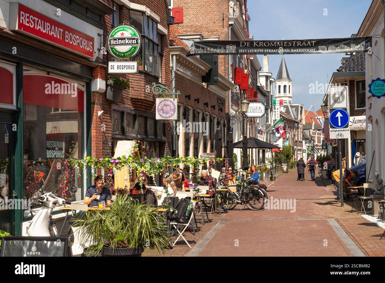Strada accogliente con negozi e terrazze nel centro di Amersfoort. Foto Stock