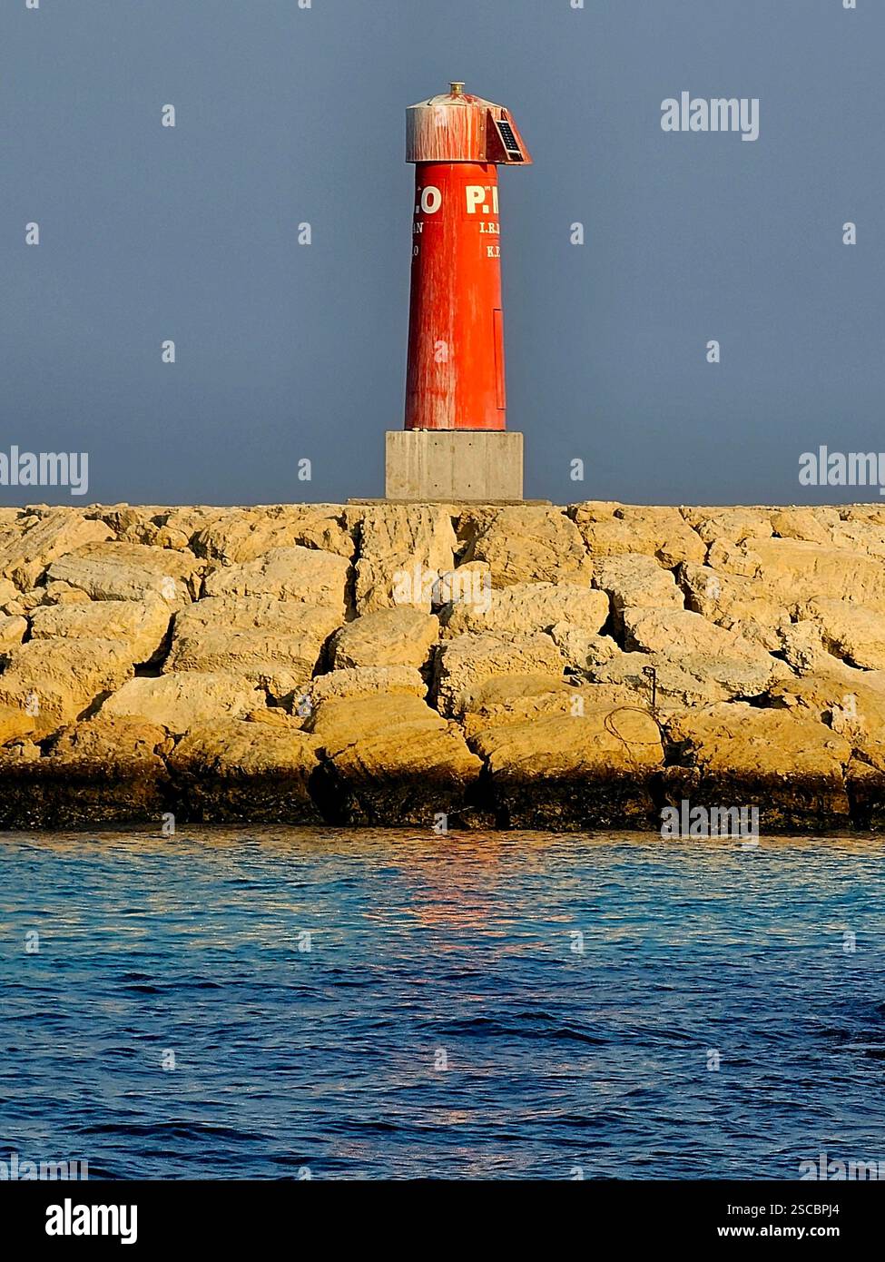 Goditi la vista di questo bellissimo faro nel mezzo delle acque blu dell'isola di kish Foto Stock