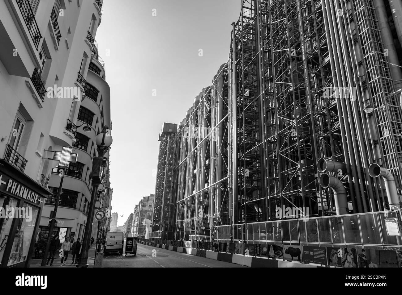 Parigi, Francia - 24 gennaio 2022: Il National Georges Pompidou Centre of Art and Culture, conosciuto anche come il Pompidou Centre, è un edificio complesso nel quartiere Foto Stock