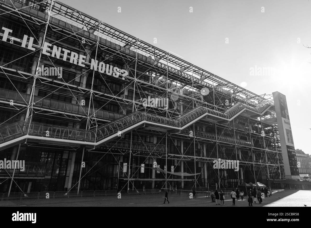 Parigi, Francia - 24 gennaio 2022: Il National Georges Pompidou Centre of Art and Culture, conosciuto anche come il Pompidou Centre, è un edificio complesso nel quartiere Foto Stock