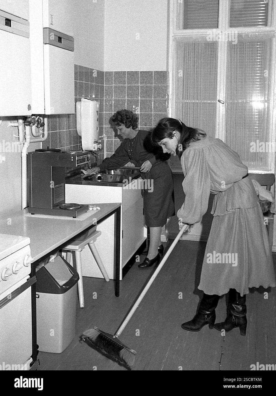 Durante i XX anni di celebrazione israeliana si svolge a Gerusalemme una parata militare. I musicisti militari marciano e suonano il tuba. [traduzione automatica] Foto Stock