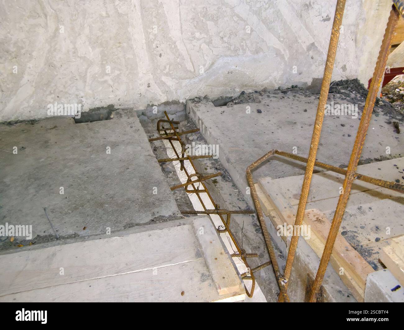 Cantiere che mostra il giunto di lastre di cemento armato con tondino visibile per l'integrità strutturale. Foto Stock