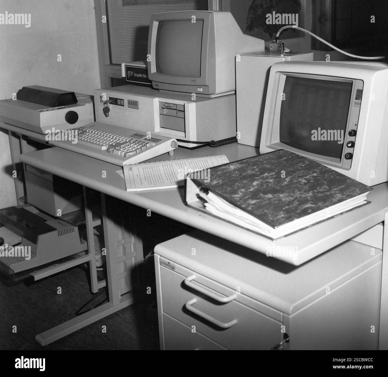 La nuova postazione di lavoro per il funzionamento a gas misto presso il Centro federale di insegnamento e ricerca della Società tedesca per il risparmio di vita. La torre di immersione, alta solo 12 m, è collegata ad una camera di pressione in modo da simulare un'immersione profonda a scopo di ricerca. Attraverso la camera di pressione il subacqueo viene portato ad una profondità fisica di immersione prima dell'immersione effettiva. [traduzione automatica] Foto Stock