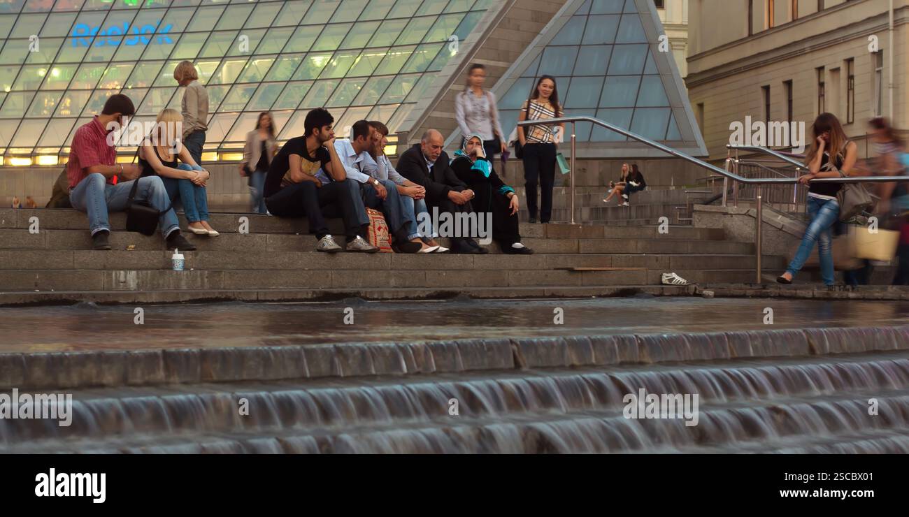Kiev, Ucraina. 28 gennaio 2023. Foto di strada non allestita di persone vicino a una fontana la sera, catturando momenti tranquilli e contemplativi. Foto Stock