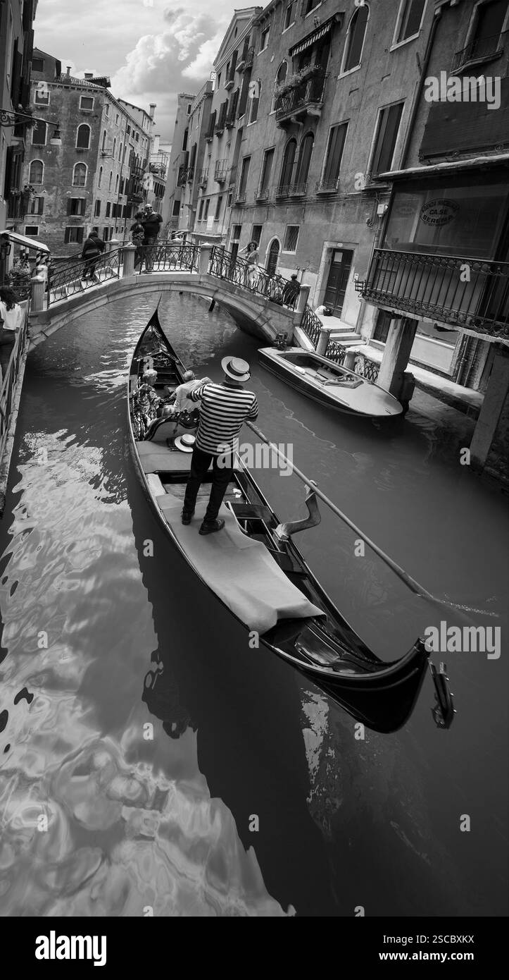 VENEZIA, ITALIA - GIUGNO 26: I turisti viaggiano in gondole sul canale il 26 giugno 2014 a Venezia, Italia . La gita in gondola è l'attività turistica più popolare Foto Stock