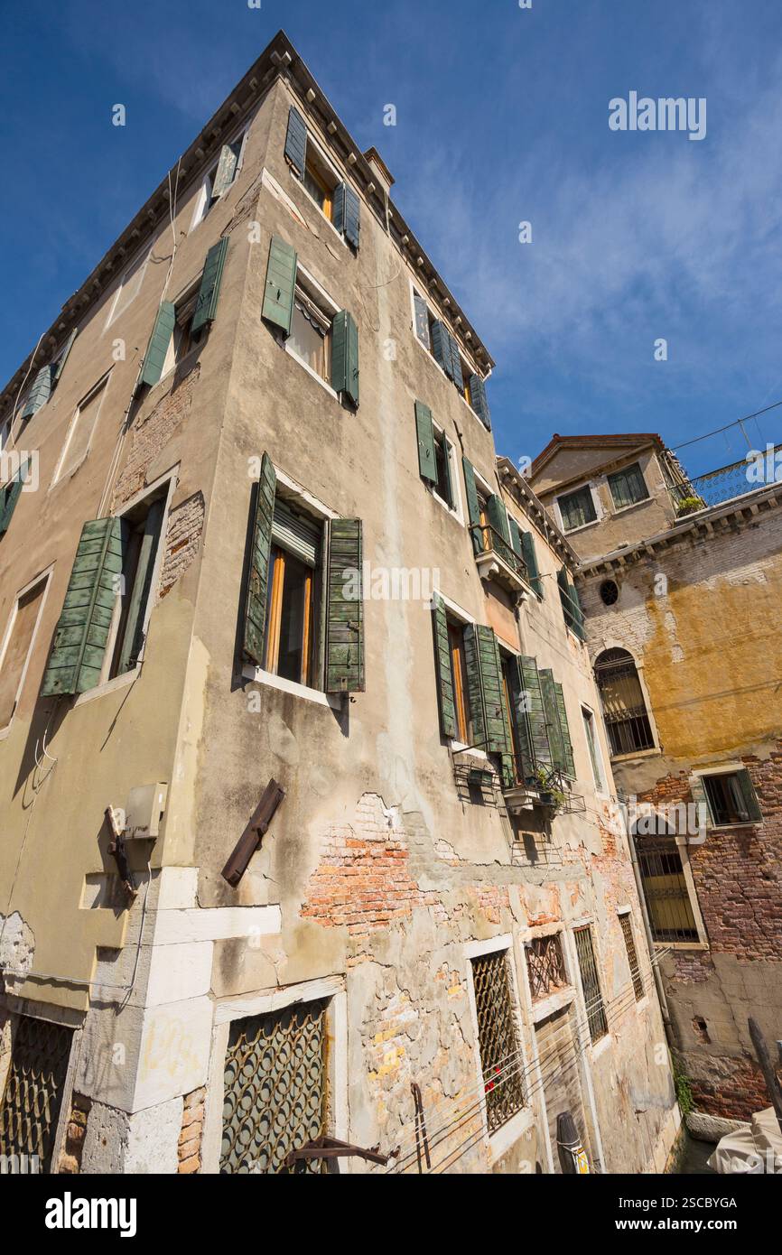 finestra italiana sull'edificio con un muro di pietra Foto Stock
