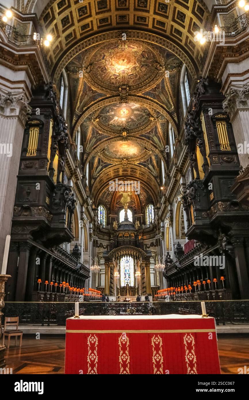 Una splendida vista all'interno della rinomata Cattedrale di St. Paul di Londra dall'altare, guardando verso il coro e l'altare maggiore sullo sfondo. Il... Foto Stock