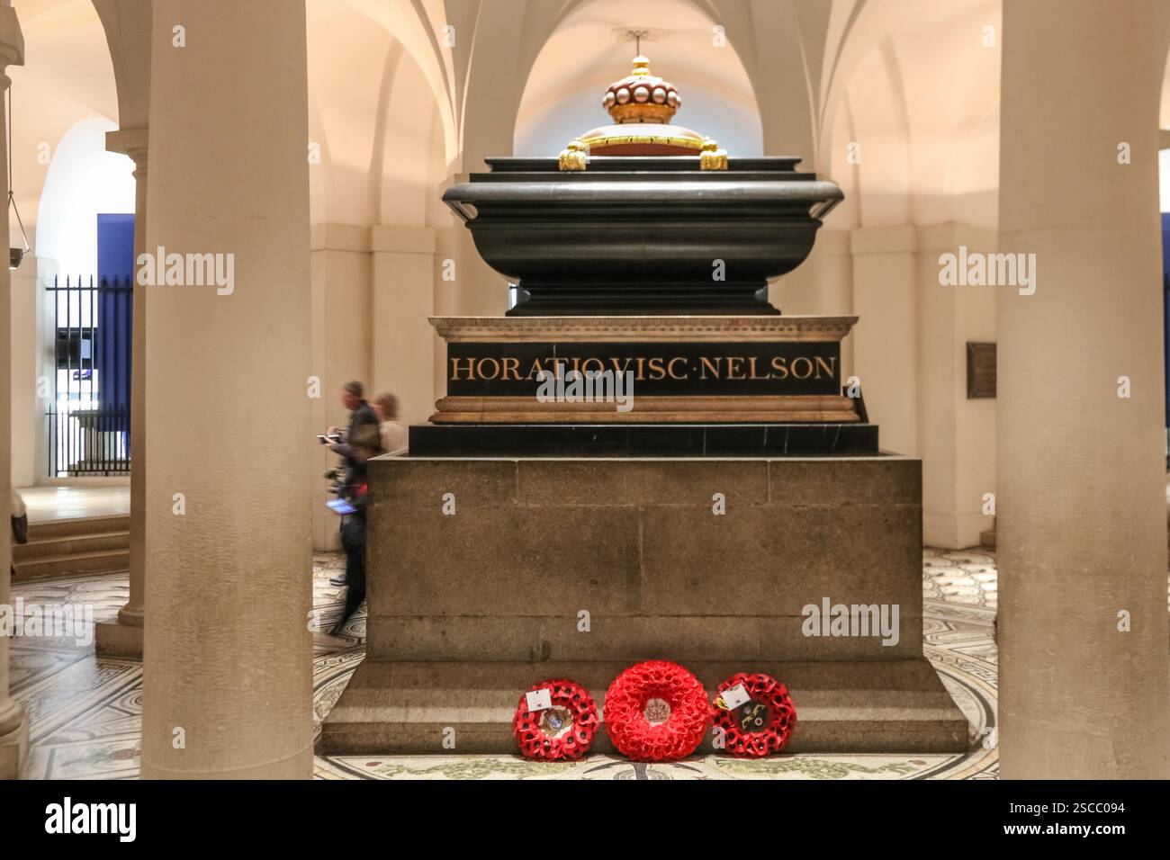 Vista ravvicinata del sarcofago di marmo che custodisce i resti del viceammiraglio Horatio Nelson, i visconte Nelson, i duca di Bronte nella cripta... Foto Stock