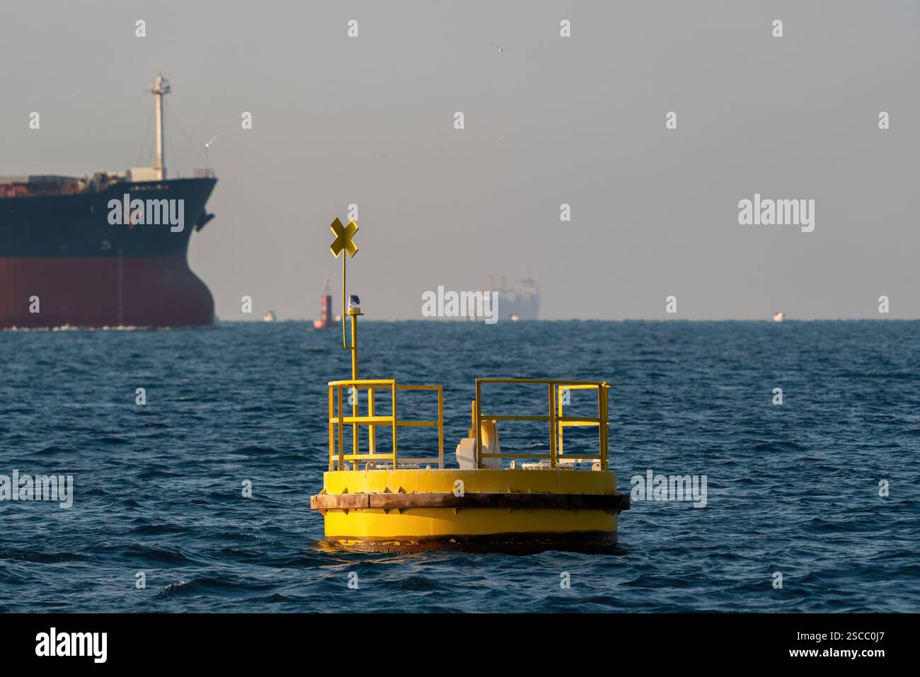 Un pontile di segnalazione sulla superficie del mare Foto Stock