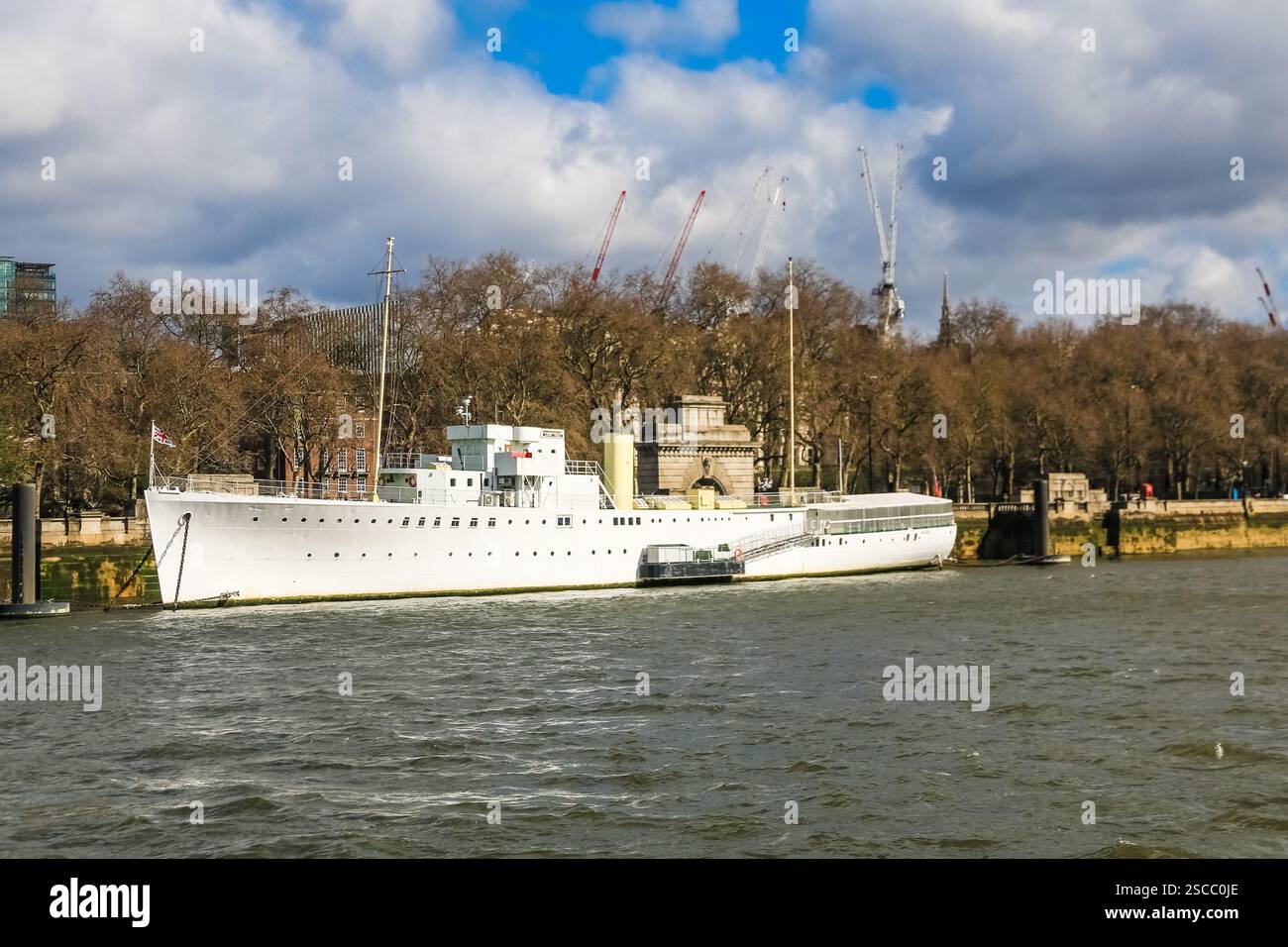 Ottima vista della HMS Wellington ormeggiata lungo il Victoria Embankment, al Temple Pier, sul Tamigi a Londra, Inghilterra. La nave è una... Foto Stock