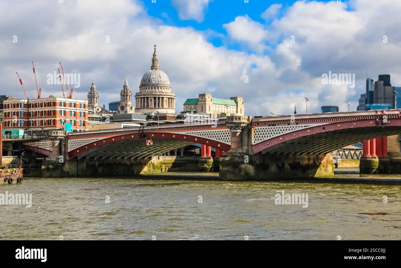 Splendida vista del Blackfriars Bridge di Londra con l'iconica cupola della Cattedrale di St Paul e le sue torri sul fronte occidentale visibili sullo sfondo su un soleggiato... Foto Stock