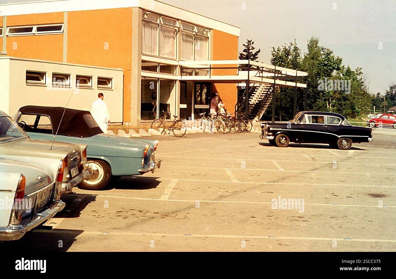 Le auto sono parcheggiate di fronte all'ingresso degli studi cinematografici Bavaria presso il Geiselgasteig di Monaco. [traduzione automatica] Foto Stock