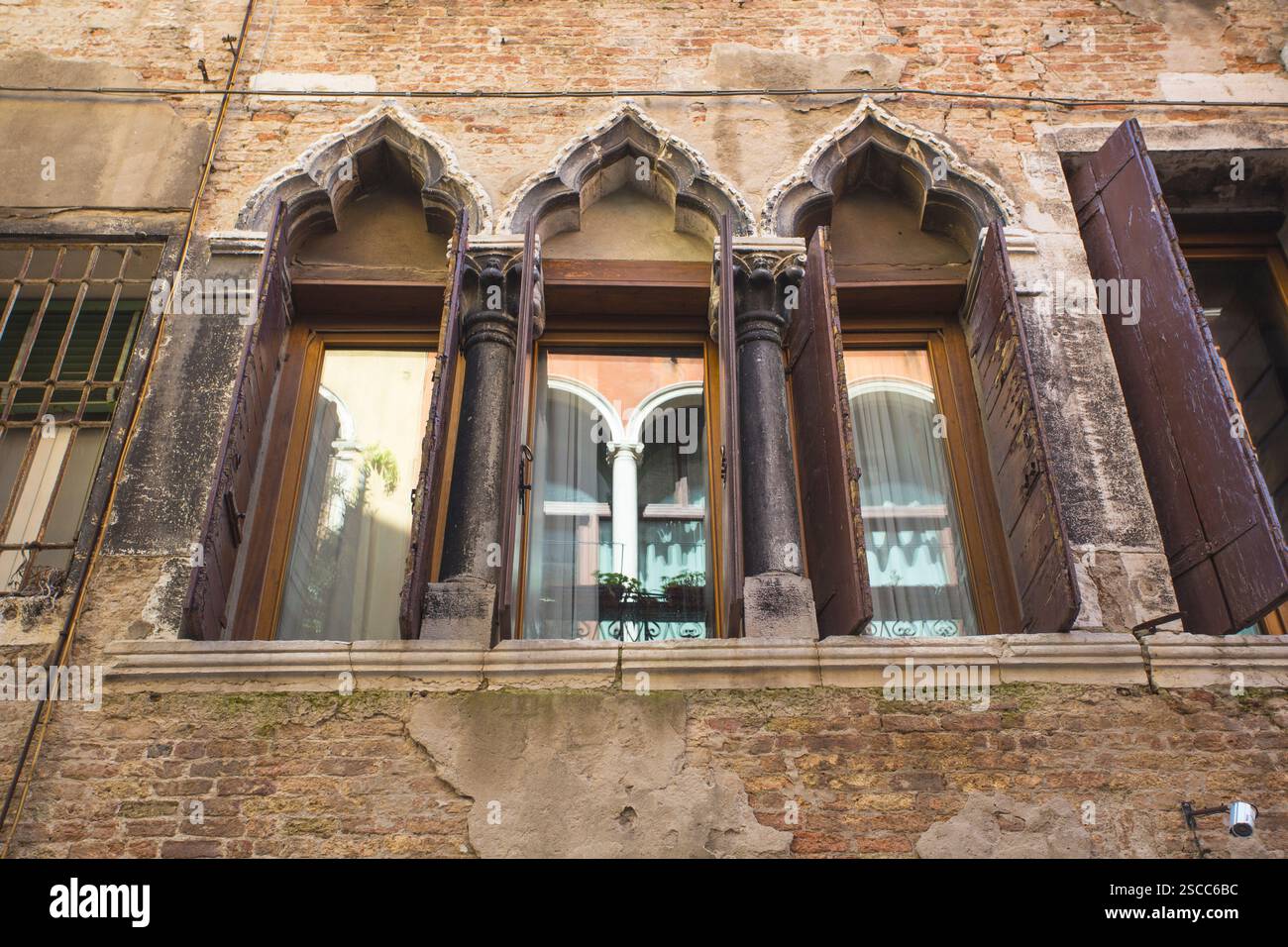 finestra italiana sull'edificio con un muro di pietra Foto Stock