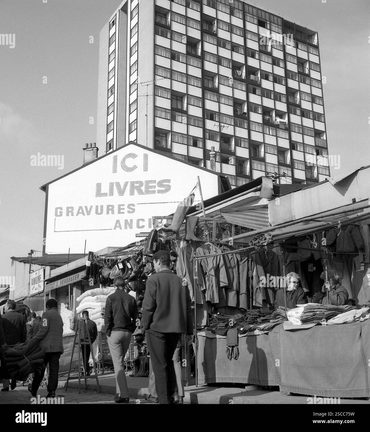 Pedoni al mercato delle pulci (Marche aux puces) a porte de Clignancourt a Parigi. Foto Stock