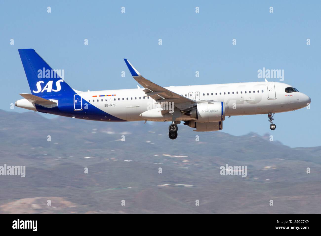 Aeropuerto de Gran Canaria, Gando. Avión de Línea moderno Airbus A320 neo de la aerolínea sueca SAS Scandinavian Airlines aterrizando con la montaña d Foto Stock