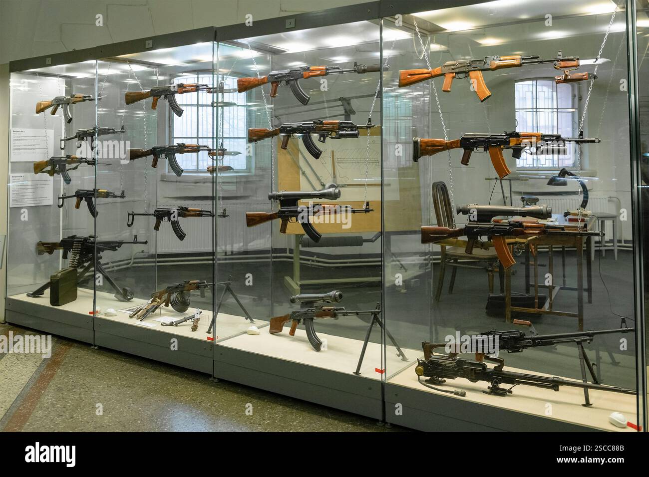 ST. PIETROBURGO, RUSSIA - 24 GENNAIO 2025: Una vetrina con campioni di armi automatiche sovietiche creata da M. T. Kalashnikov. Museo storico militare Foto Stock
