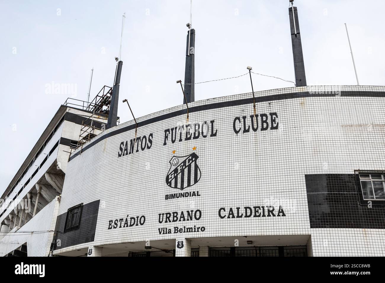 Santos, stato di San Paolo, Brasile - Set, 21, 2024 - facciata dello stadio Urbano Caldeira, conosciuto come Vila Belmiro. Stadio di calcio del Santos Futebol Clube Foto Stock