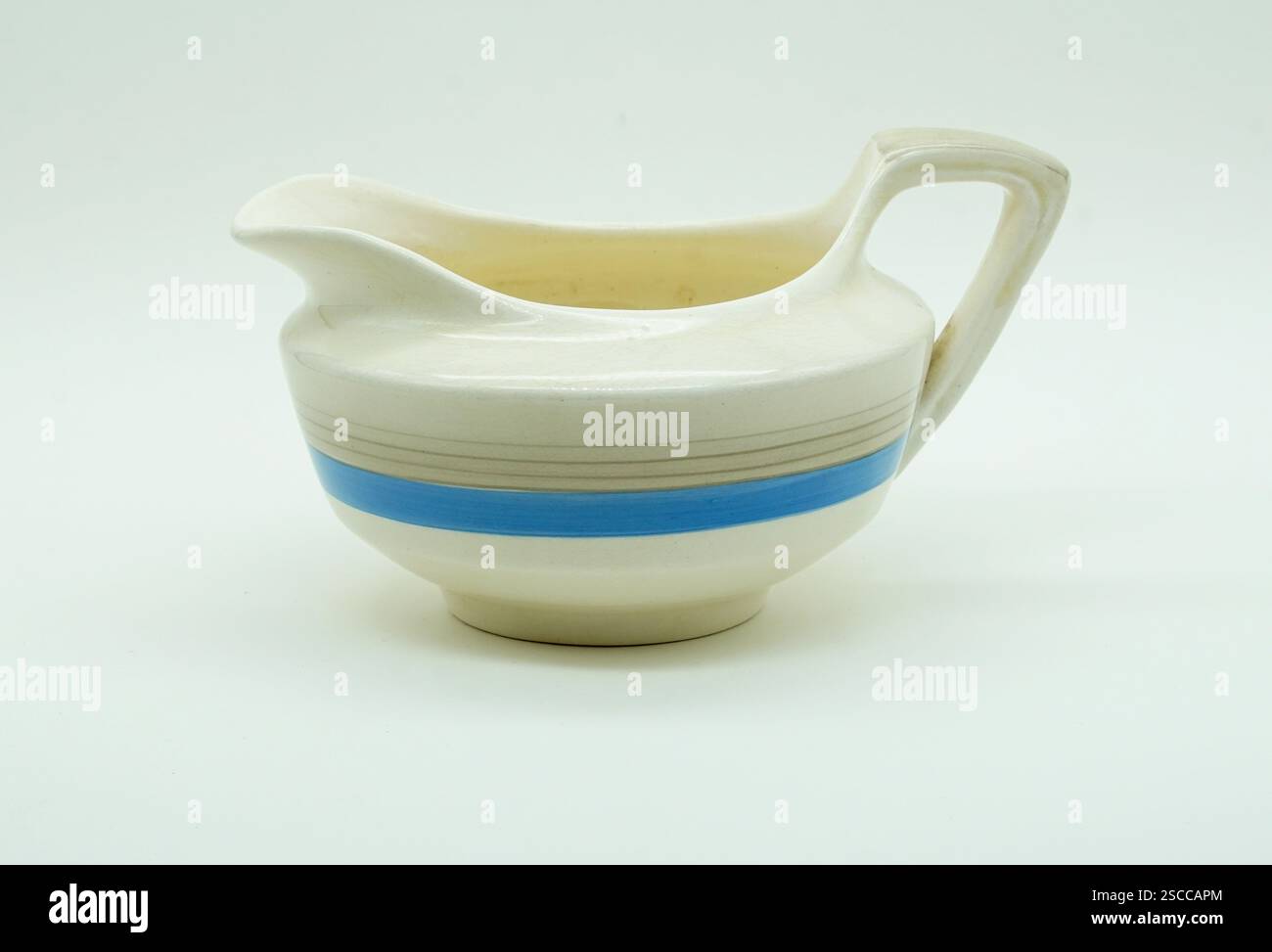 Ceramiche di metà inverno, barca decorata con sugo di carne Foto Stock Ceramiche di metà inverno, barca decorata con sugo di carne Foto Stock