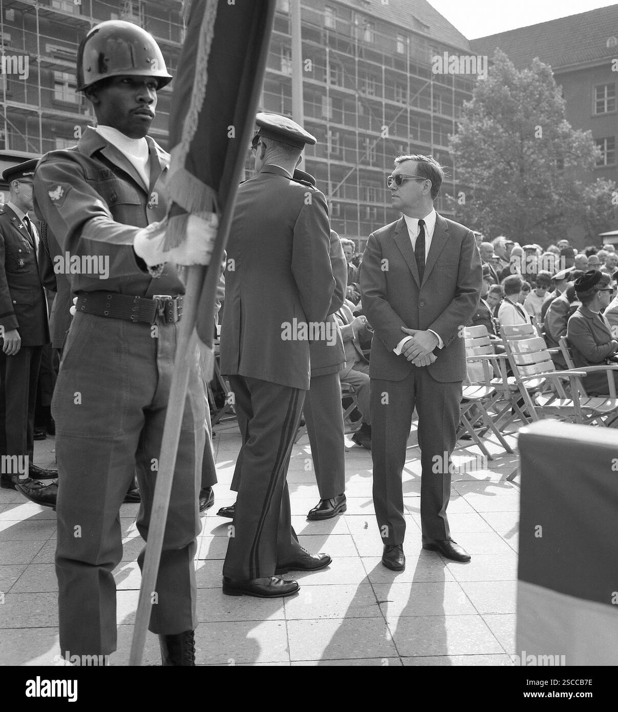 Sindaco di Berlino Tempelhof (SPD, il partito socialdemocratico) Bernhard Hoffmann a noi parata militare poco prima del suo discorso. A sinistra nella foto di un soldato con bandiera e diritto di spettatori. Foto Stock