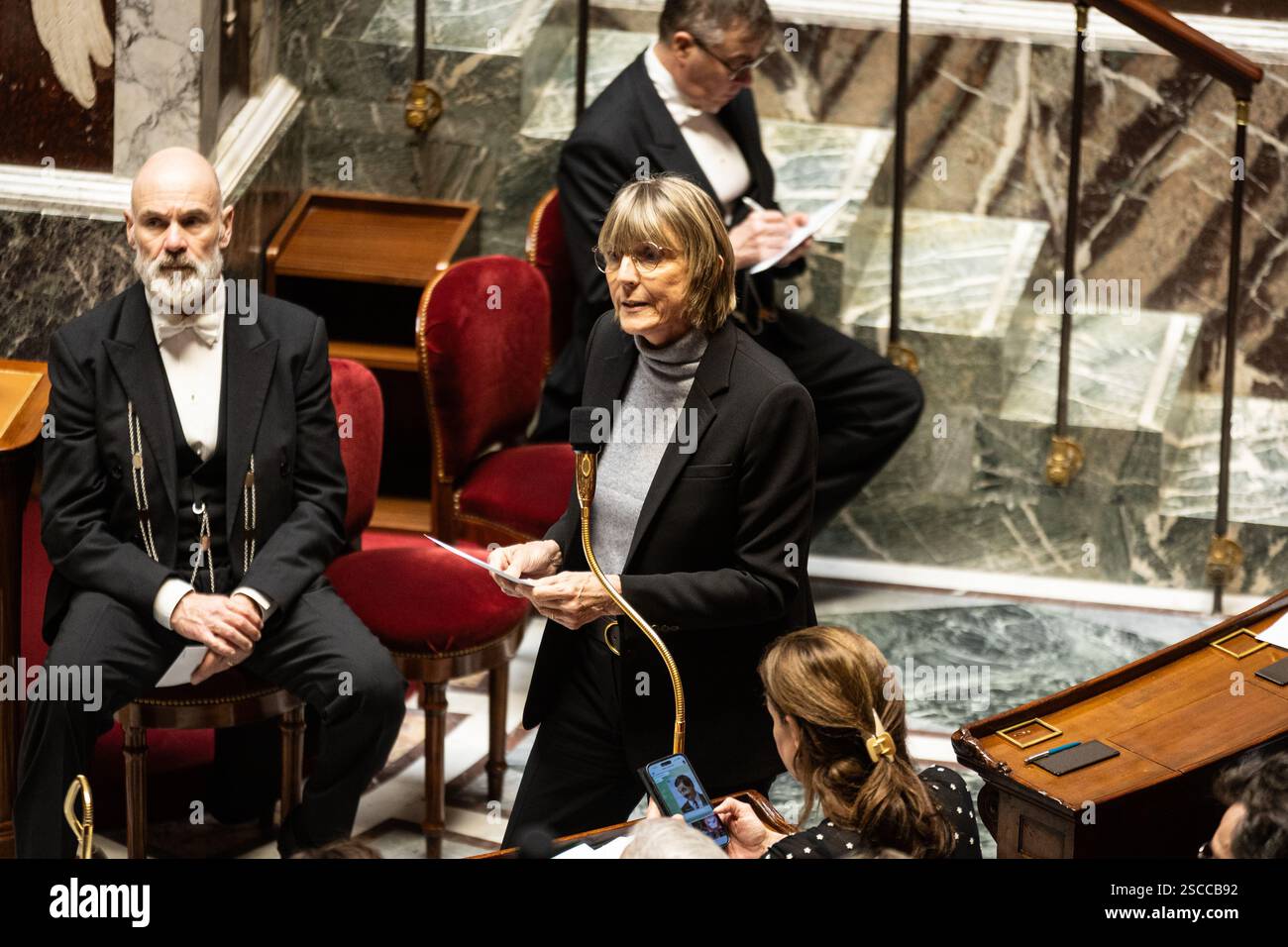 Parigi, Francia. 5 febbraio 2025. Valérie Létard, ministro associato al ministro della pianificazione regionale e del decentramento con responsabilità per l'edilizia abitativa, interviene durante la sessione delle interrogazioni rivolte al governo all'Assemblea nazionale. Una sessione settimanale di interrogatori sul governo francese si svolge all'emiciciclo dell'Assemblea Nazionale, a Parigi. Credito: SOPA Images Limited/Alamy Live News Foto Stock