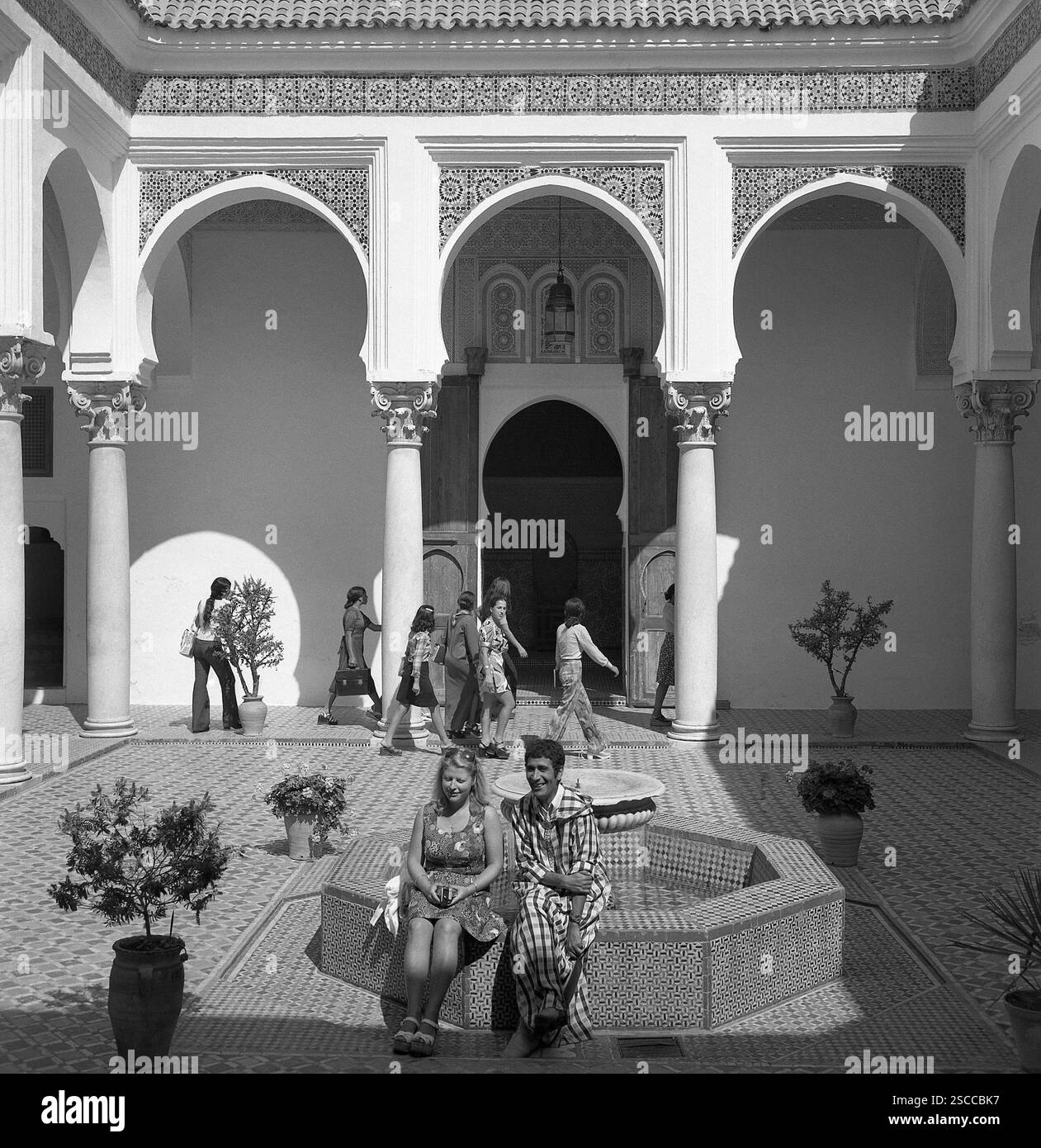 I turisti in un palazzo a Meknes in Marocco. Foto Stock