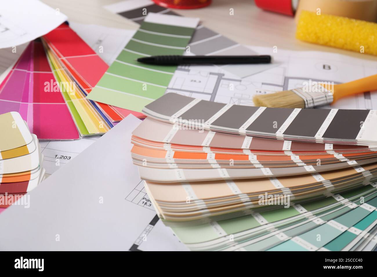 Grafici di selezione dei colori, planimetrie e altri strumenti sul tavolo, primo piano. Decorazione e design Foto Stock