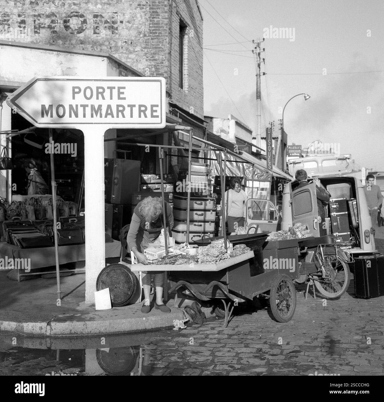 Cartello (porte Montmartre) e venditori al mercato delle pulci (Marche aux puces) a porte de Clignancourt a Parigi. Foto Stock