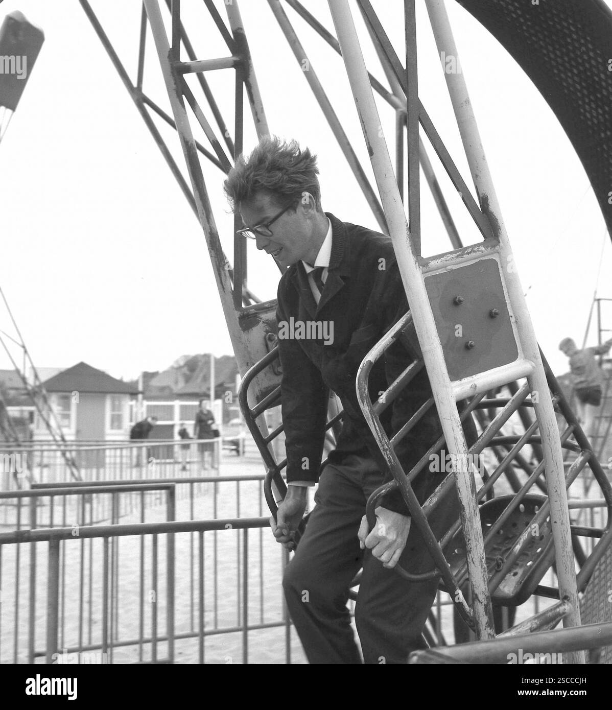 Parco giochi di Harderwijk . La figura mostra un uomo con gli occhiali, sport cappotto e cravatta su uno swing. Foto Stock