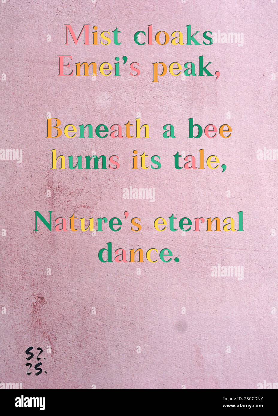 La nebbia nasconde la vetta di Emei, sotto un'ape suona la sua storia, la danza eterna della natura. Xandra Girard's Silver Writers' Guild. Arte di Zsuzsa Szikra. Poetry Art Print, Triplumes è una forma poetica unica ispirata al tradizionale haiku, composta da tre righe che catturano momenti di chiarezza, emozione e approfondimento. Nella nostra collezione abbracciamo la libertà del linguaggio, dove la fusione delle parole e la rimozione dei trattini è più di una scelta stilistica: È un modo per trasmettere unità e vicinanza tra le idee, creando un'espressione fluida e compatta che risuona con i ritmi della vita moderna. Foto Stock