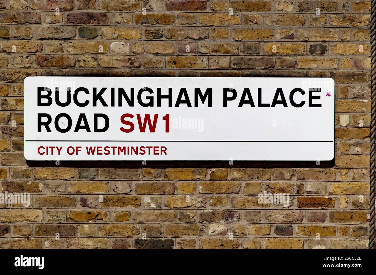 Primo piano di un cartello di Buckingham Palace Road Road, sul lato di un edificio in mattoni, nella City of Westminster, Londra SW1 Foto Stock
