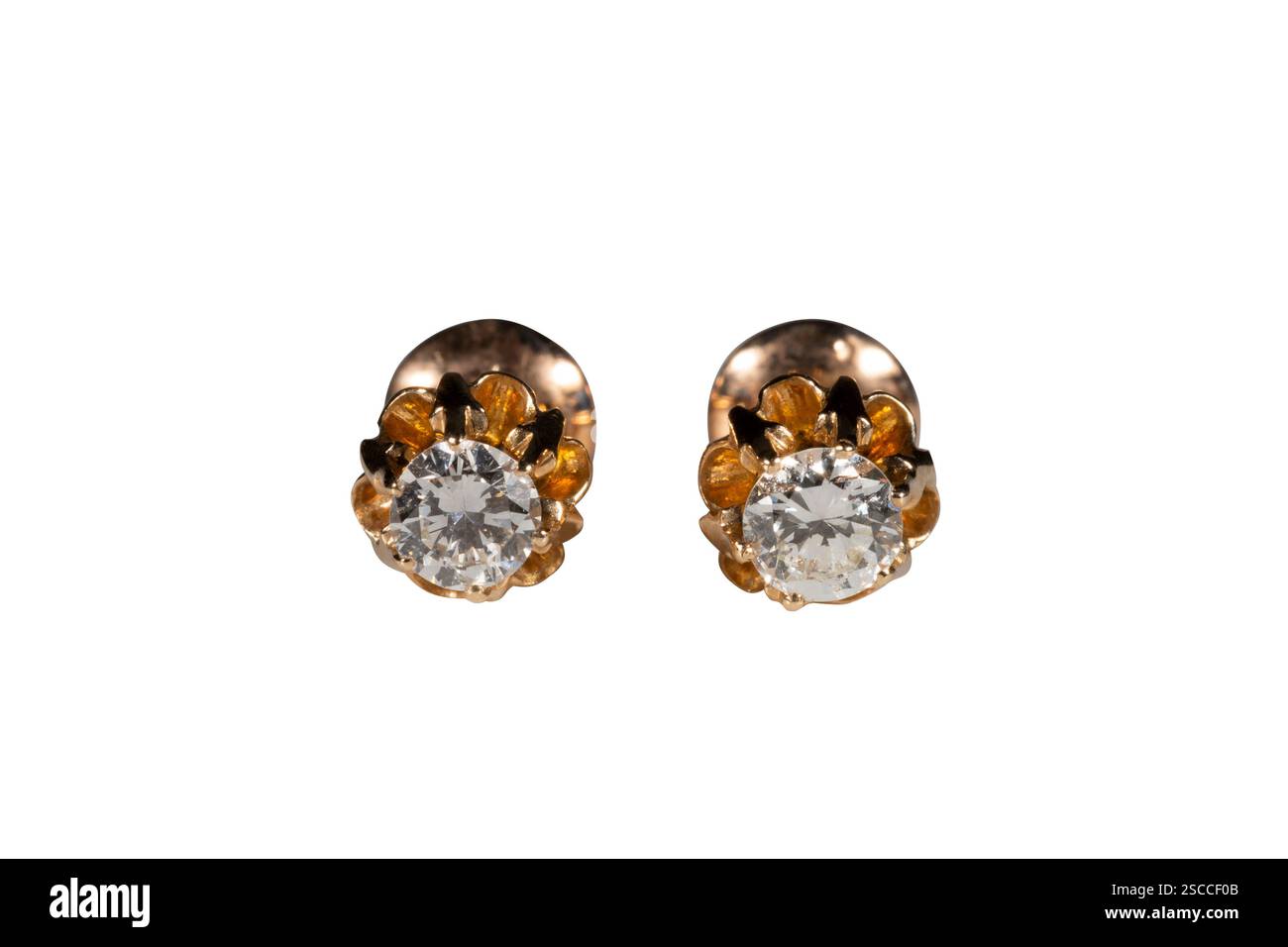 Orecchini diamantati isolati su sfondo bianco. Coppia orecchini diamantati in oro giallo con timbro 750 che indica 18 carati Foto Stock