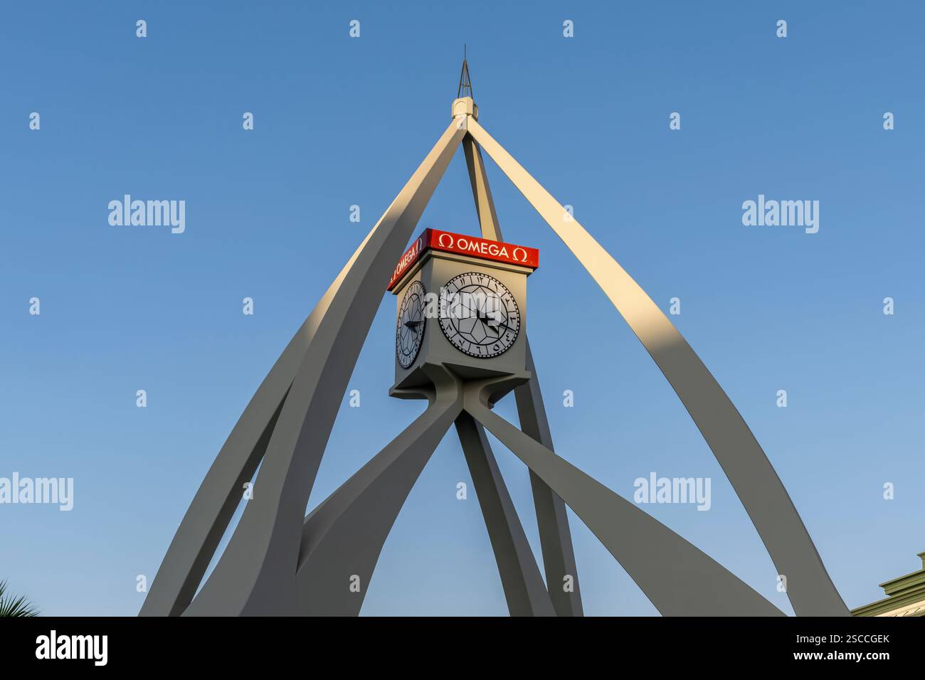 La famosa attrazione Clock Tower Roundabout. Spesso un collo di bottiglia per il traffico che viaggia verso sud sul torrente o verso nord verso Corniche o Sharjah. Foto Stock