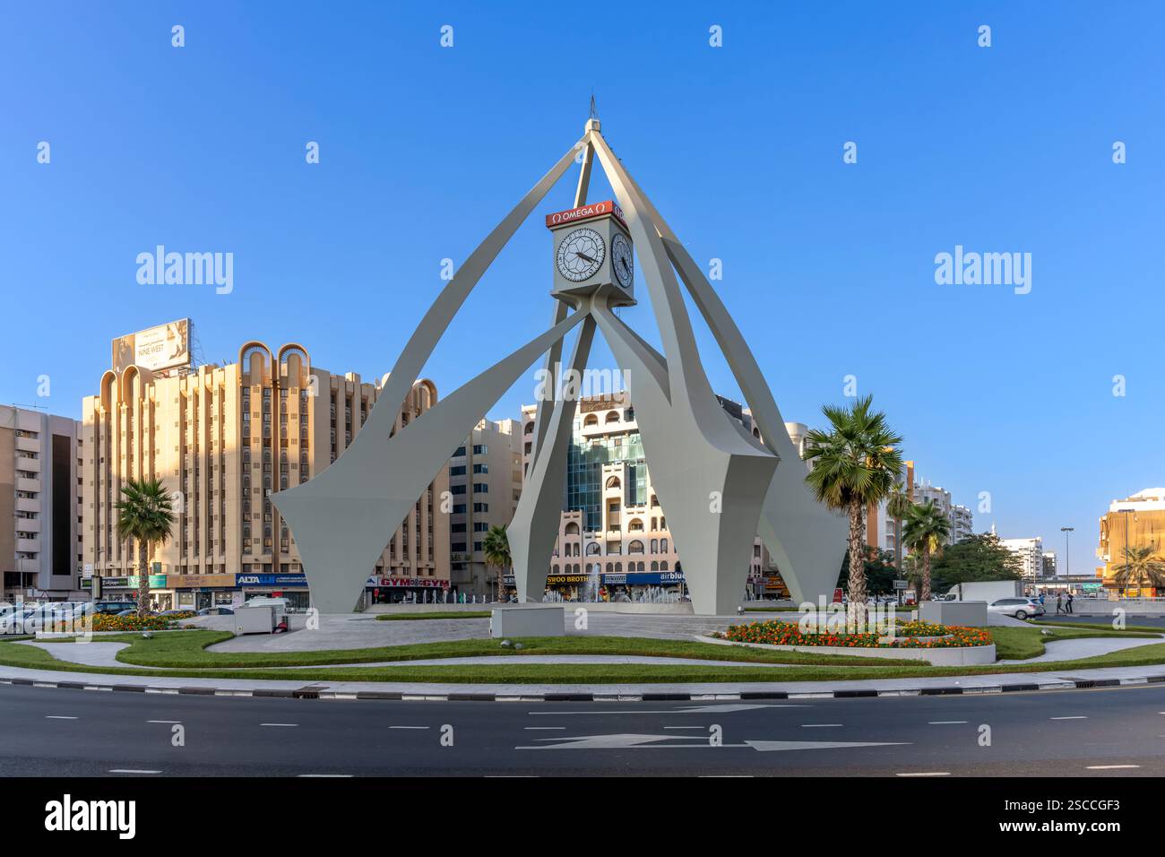 La famosa attrazione Clock Tower Roundabout. Spesso un collo di bottiglia per il traffico che viaggia verso sud sul torrente o verso nord verso Corniche o Sharjah. Foto Stock
