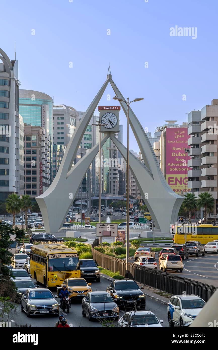 La famosa attrazione Clock Tower Roundabout. Spesso un collo di bottiglia per il traffico che viaggia verso sud sul torrente o verso nord verso Corniche o Sharjah. Foto Stock