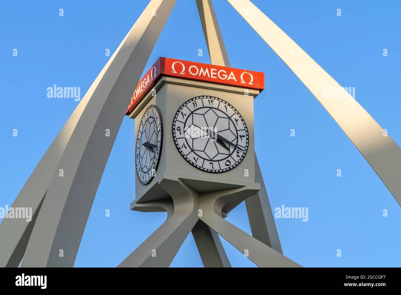La famosa attrazione Clock Tower Roundabout. Spesso un collo di bottiglia per il traffico che viaggia verso sud sul torrente o verso nord verso Corniche o Sharjah. Foto Stock