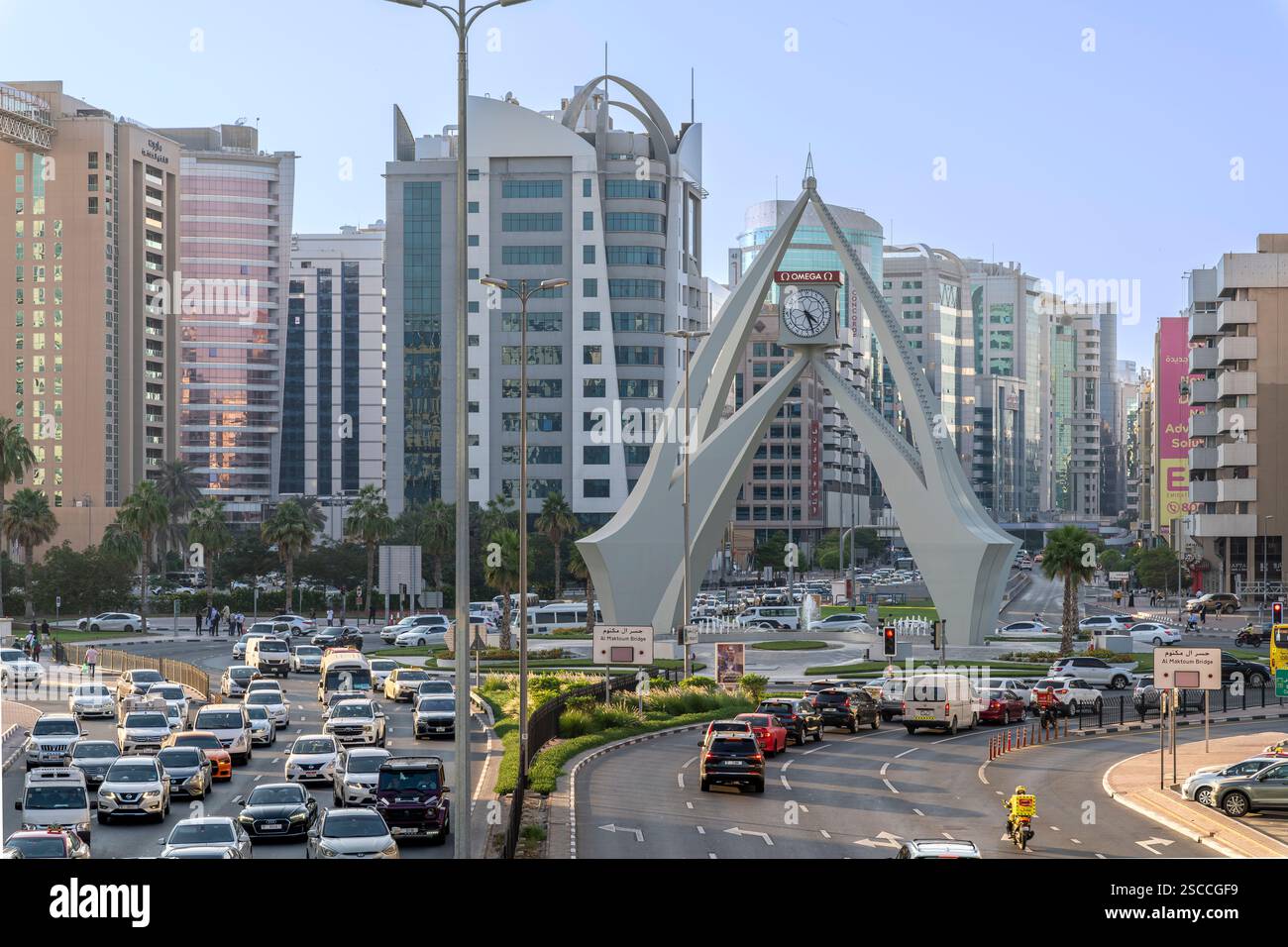La famosa attrazione Clock Tower Roundabout. Spesso un collo di bottiglia per il traffico che viaggia verso sud sul torrente o verso nord verso Corniche o Sharjah. Foto Stock