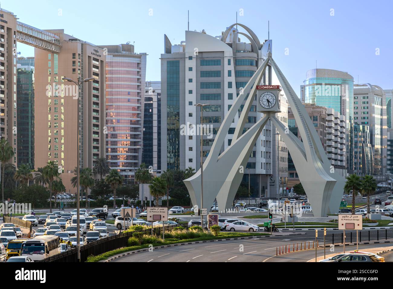 La famosa attrazione Clock Tower Roundabout. Spesso un collo di bottiglia per il traffico che viaggia verso sud sul torrente o verso nord verso Corniche o Sharjah. Foto Stock