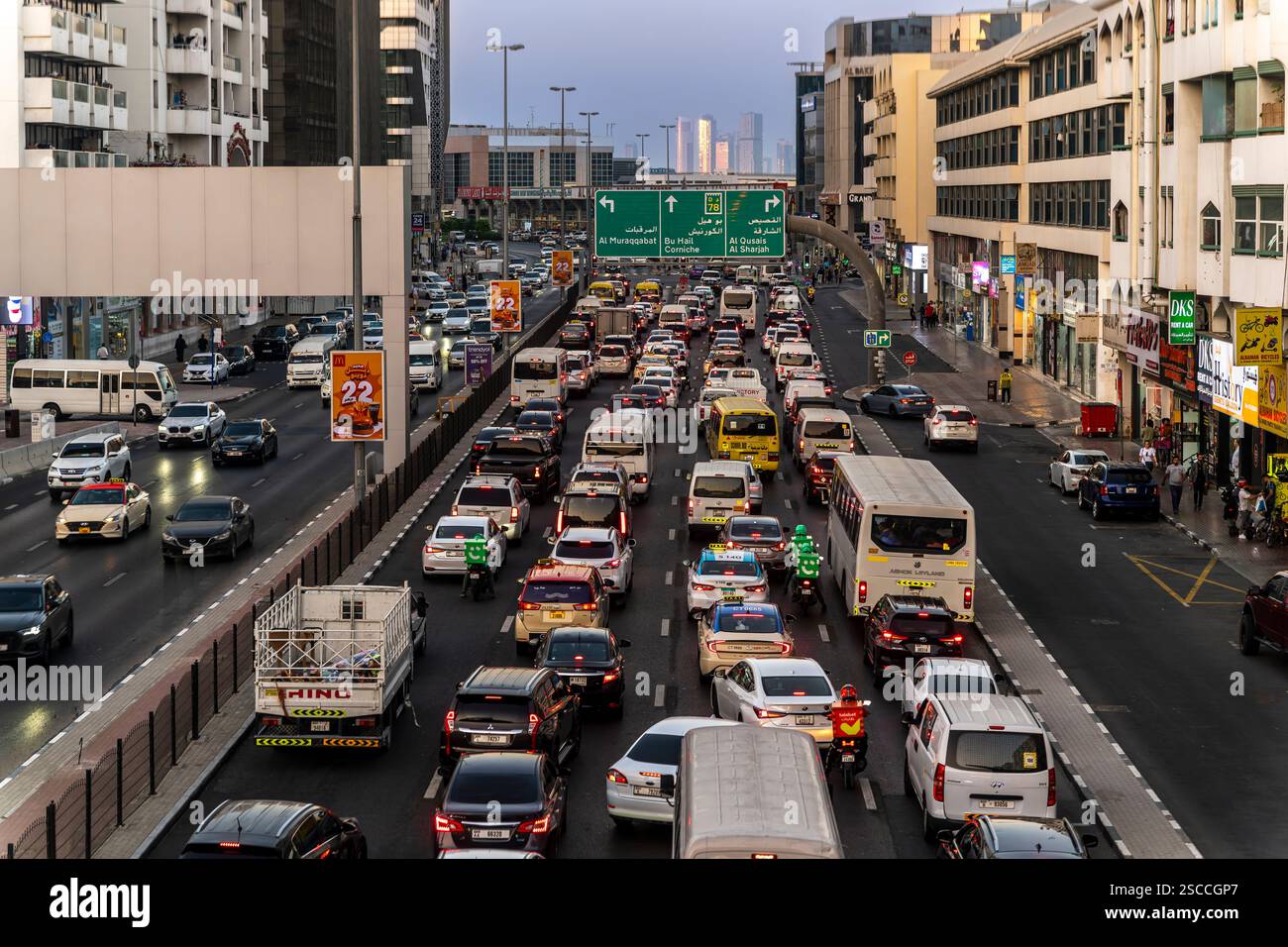 C'è un traffico intenso vicino alla rotatoria della Torre dell'orologio, spesso un collo di bottiglia per il traffico che viaggia verso sud sul torrente o verso nord verso Corniche o Sharjah. Foto Stock