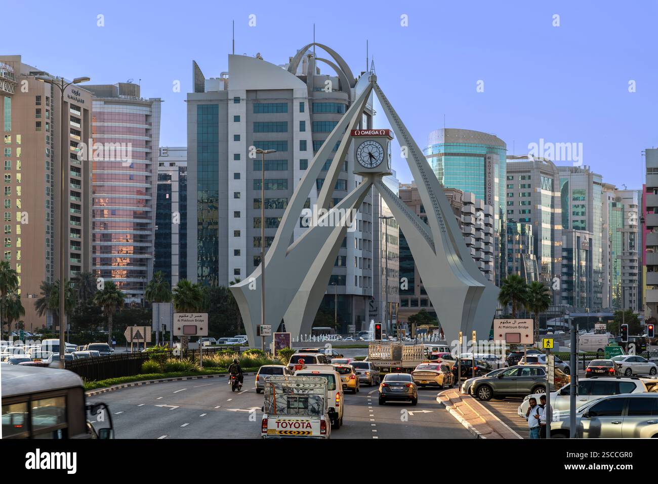 La famosa attrazione Clock Tower Roundabout. Spesso un collo di bottiglia per il traffico che viaggia verso sud sul torrente o verso nord verso Corniche o Sharjah. Foto Stock