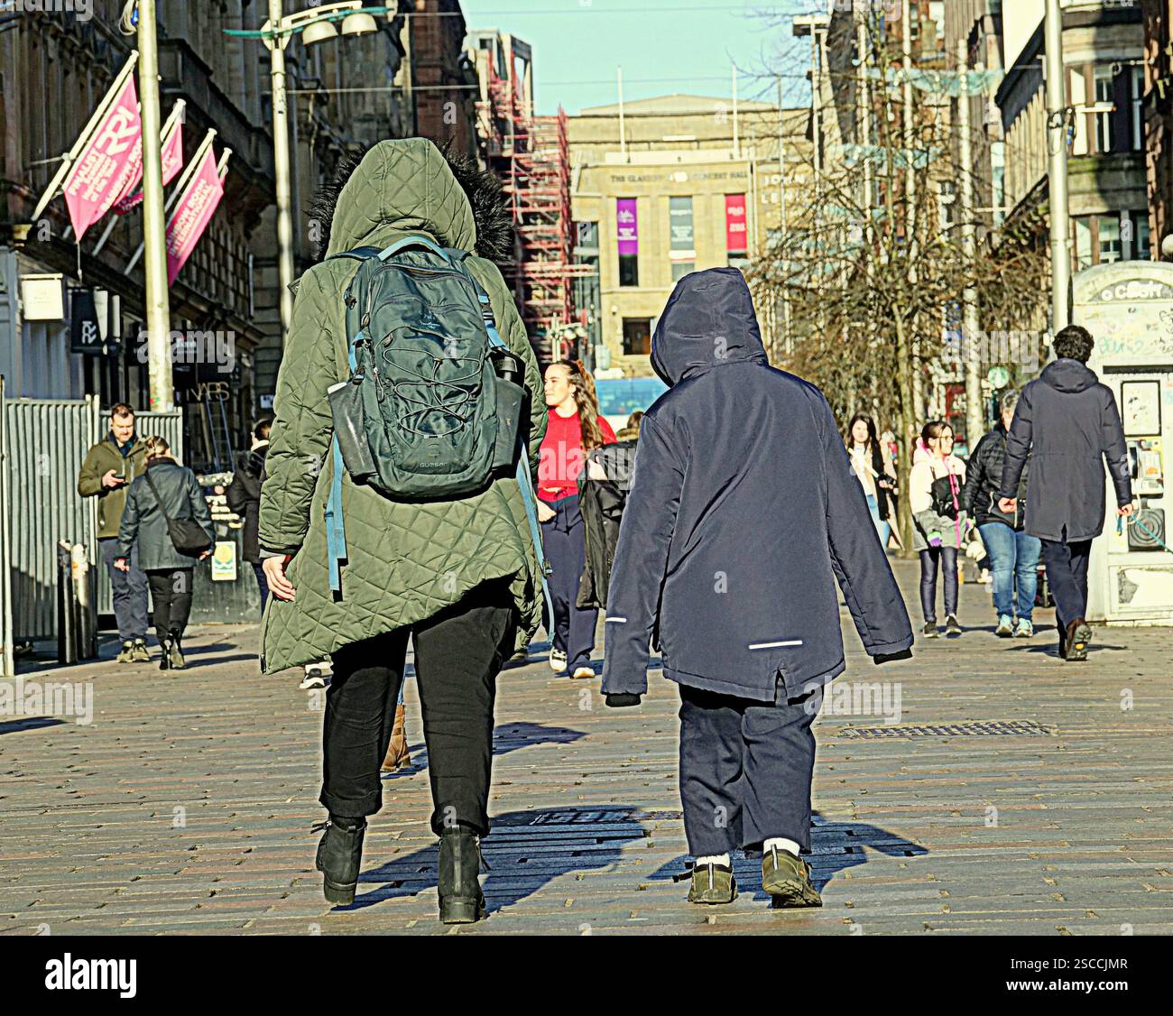 Glasgow, Scozia, Regno Unito. 6 febbraio 2025. Meteo nel Regno Unito: Giornata di sole nebbioso in città come appaiono i primi segni della primavera. Il miglio stile di buchanan Street, la capitale dello shopping e capitale della moda della scozia Credit Gerard Ferry/Alamy Live News Foto Stock