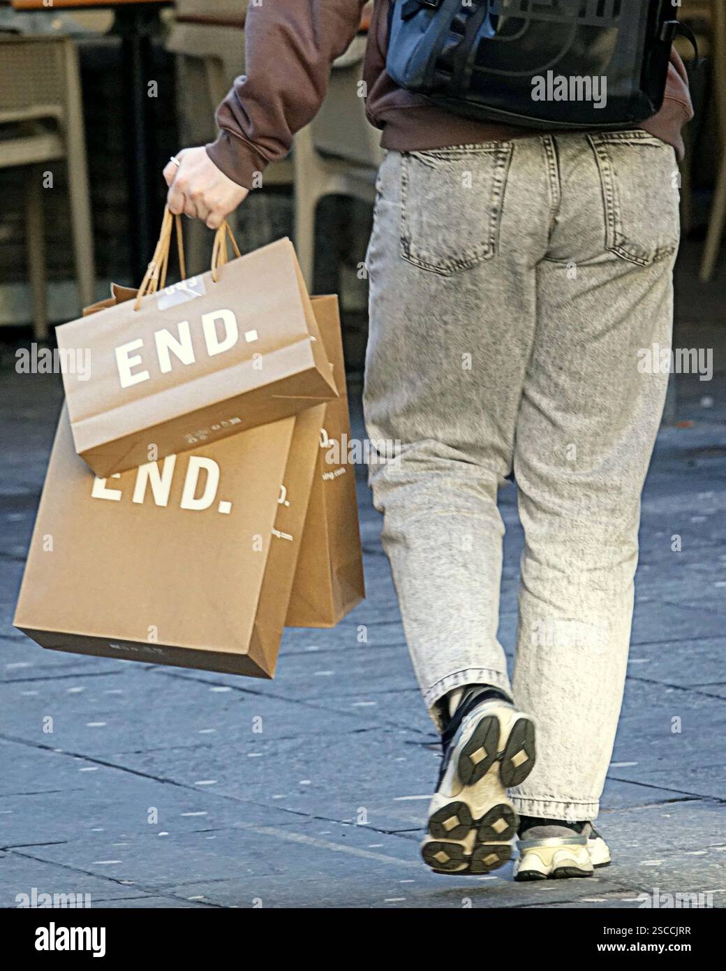 Glasgow, Scozia, Regno Unito. 6 febbraio 2025. Meteo nel Regno Unito: Giornata di sole nebbioso in città come appaiono i primi segni della primavera. Il miglio stile di buchanan Street, la capitale dello shopping e capitale della moda della scozia Credit Gerard Ferry/Alamy Live News Foto Stock