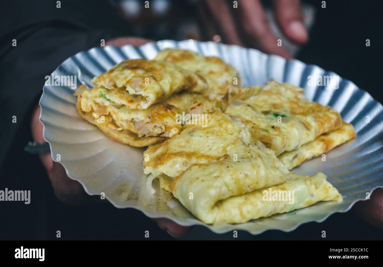 Una colazione con omelette servita in un chiosco vicino alle montagne Foto Stock