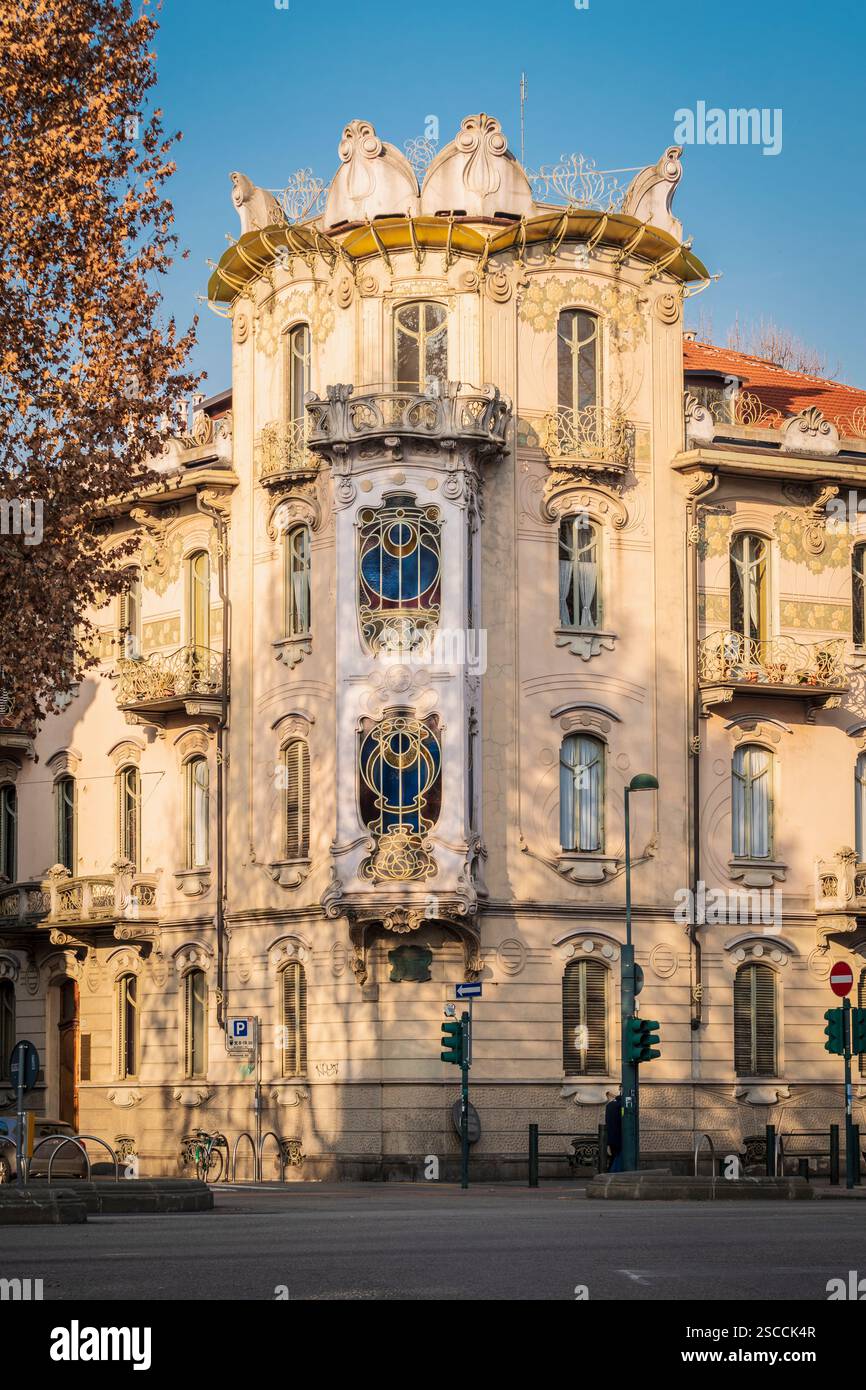 Torino è una delle capitali mondiali dello stile Art Nouveau. Una vista del gioiello conosciuto come "Casa Fenoglio - la Fleur". Foto Stock