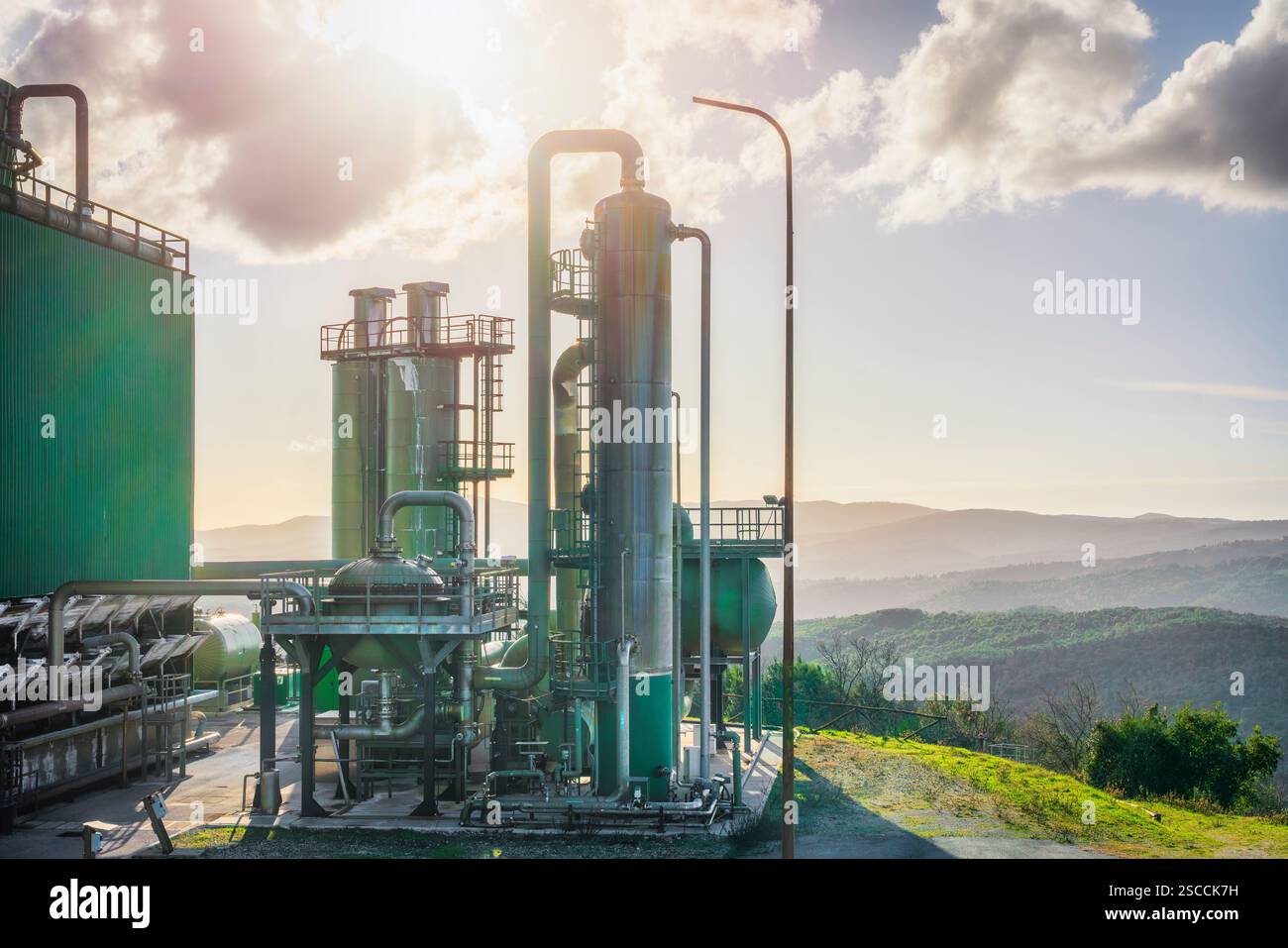 Gasdotti di una centrale geotermica a Larderello, Toscana, Italia. L'energia geotermica è una forma di produzione energetica alternativa e sostenibile Foto Stock