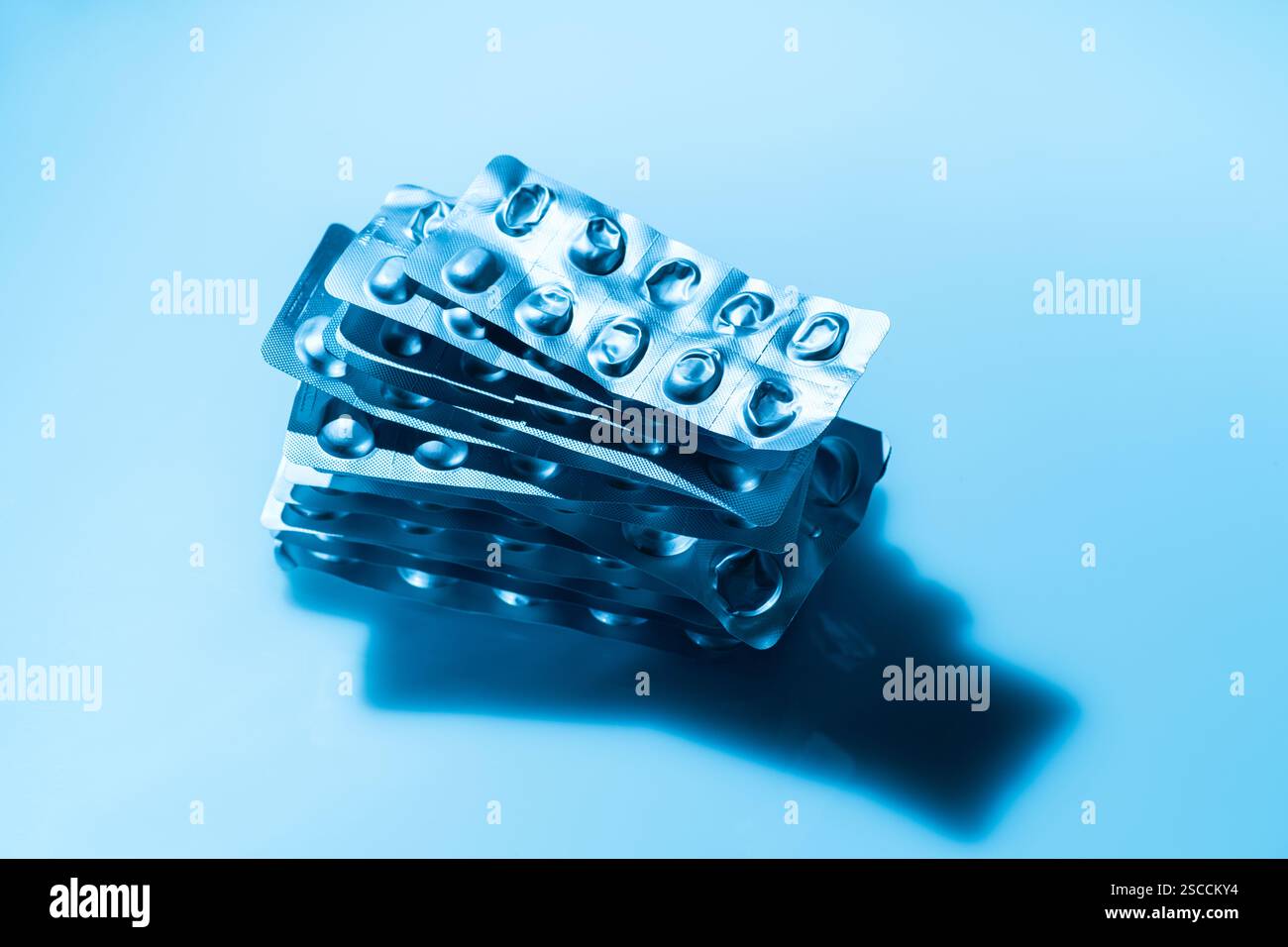 Pila di bolle di tablet con compresse parzialmente rimosse Foto Stock